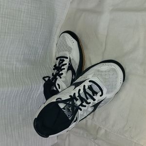 Mizuno Women's Volleyball Shoes - Size 7